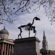 Scheletro cavallo con listino borsa appeso a zampa: scultura divide Londra02