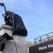Scheletro cavallo con listino borsa appeso a zampa: scultura divide Londra