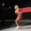 Valeria Marini cade a terra durante semifinale "Notti sul Ghiaccio