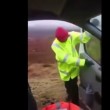 VIDEO YouTube: non riesce a chiudere la portiera per il vento, colleghi ridono 2