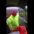 VIDEO YouTube: non riesce a chiudere la portiera per il vento, colleghi ridono 6