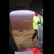 VIDEO YouTube: non riesce a chiudere la portiera per il vento, colleghi ridono 7