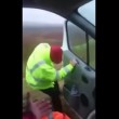 VIDEO YouTube: non riesce a chiudere la portiera per il vento, colleghi ridono 4