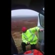 VIDEO YouTube: non riesce a chiudere la portiera per il vento, colleghi ridono 5