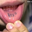 New York, si tatua "Isis" sul labbro interno della bocca e viene licenziato