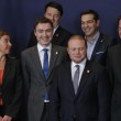 Tsipras accanto a Renzi al summit Europeo a Bruxelles (LaPresse)