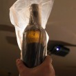 Usa, aprono bottiglia vino di 151 anni fa ma il sapore è disgustoso FOTO08