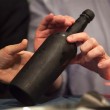 Usa, aprono bottiglia vino di 151 anni fa ma il sapore è disgustoso FOTO01