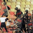 Belgrado, derby Partizan-Stella Rossa: scontri, 50 feriti e 40 arresti25