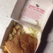 Mangia Big Mac da McDonald's e trova scarafaggio nel panino 03
