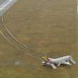 Tokyo, aereo Asiana Airlines colpisce antenna e va fuori pista durante atterraggio 02