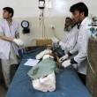 Afghanistan, kamikaze esplode davanti banca: decine di morti, isis rivendica FOTO09