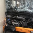 Ancona, autobus si schianta contro un muro: 18 feriti