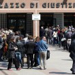 Tribunale Napoli, lunghe file ingresso: avvocati sfondano ingresso, 2 agenti feriti