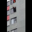 VIDEO YouTube: donna tenta suicidio, pompiere si tuffa da piano superiore e la blocca2