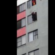 VIDEO YouTube: donna tenta suicidio, pompiere si tuffa da piano superiore e la blocca3