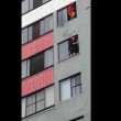 VIDEO YouTube: donna tenta suicidio, pompiere si tuffa da piano superiore e la blocca4