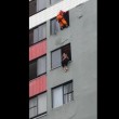 VIDEO YouTube: donna tenta suicidio, pompiere si tuffa da piano superiore e la blocca5