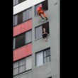 VIDEO YouTube: donna tenta suicidio, pompiere si tuffa da piano superiore e la blocca7\
