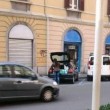 Bergamo, signora vende cibo dal bagagliaio dell'auto