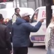 VIDEO YouTube, attore vestito da donna reagisce: il bullo resta a bocca aperta2