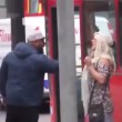 VIDEO YouTube, attore vestito da donna reagisce: il bullo resta a bocca aperta7
