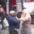 VIDEO YouTube, attore vestito da donna reagisce: il bullo resta a bocca aperta4