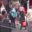VIDEO YouTube, attore vestito da donna reagisce: il bullo resta a bocca aperta5