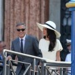 George Clooney e Amal sul lago di Como: multa da 500 euro a chi si avvicina