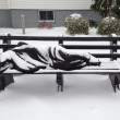 La scultura con Gesù homeless che dorme sulla panchina