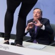 Mario Draghi aggredito con coriandoli: attivista Blockupy salta su tavolo08