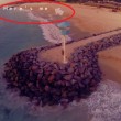 VIDEO YouTube: Australia, si tuffa in mare vestito per salvare il suo drone3