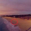 VIDEO YouTube: Australia, si tuffa in mare vestito per salvare il suo drone4