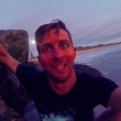 VIDEO YouTube: Australia, si tuffa in mare vestito per salvare il suo drone7