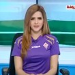 Shina Sheba, giornalista egiziana con maglietta Fiorentina 02