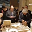 Beppe Grillo al Salone del Mobile si improvvisa falegname