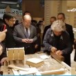 Beppe Grillo al Salone del Mobile si improvvisa falegname02