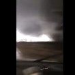 VIDEO YouTube. Illinois: filma dall'auto il tornado, poi scappa via2