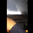 VIDEO YouTube. Illinois: filma dall'auto il tornado, poi scappa via7