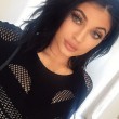 "Kylie Jenner Challenge", labbra a"canotto" sorella di Kim Kardashian imitate su Twitter