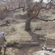 India, allontana leopardo da villaggio prendendolo a bastonate 03