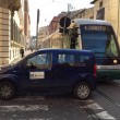Roma, "auto del comune ferma sulle strisce e rotaie tram" FOTO Fb02
