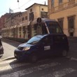 Roma, "auto del comune ferma sulle strisce e rotaie tram" FOTO Fb03