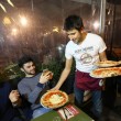 Napoli, M5s: Fico e Di Maio servono pizza per autofinanziamento regionali20