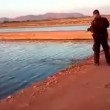 VIDEO YouTube: Messico, poliziotto spara col mitra a coccodrillo e rischia condanna 01