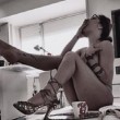 Naike Rivelli col sandalo sexy: "A che ti serve indossare l'altro?" VIDEO