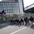 Tribunale Napoli, lunghe file: avvocati sfondano ingresso, 2 agenti feriti 03