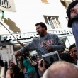 Matteo Salvini a Livorno: contestatori lanciano uova. Lui: "Sfigati"13
