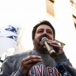 Matteo Salvini a Livorno: contestatori lanciano uova. Lui: "Sfigati"10
