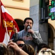Matteo Salvini a Livorno: contestatori lanciano uova. Lui: "Sfigati"09